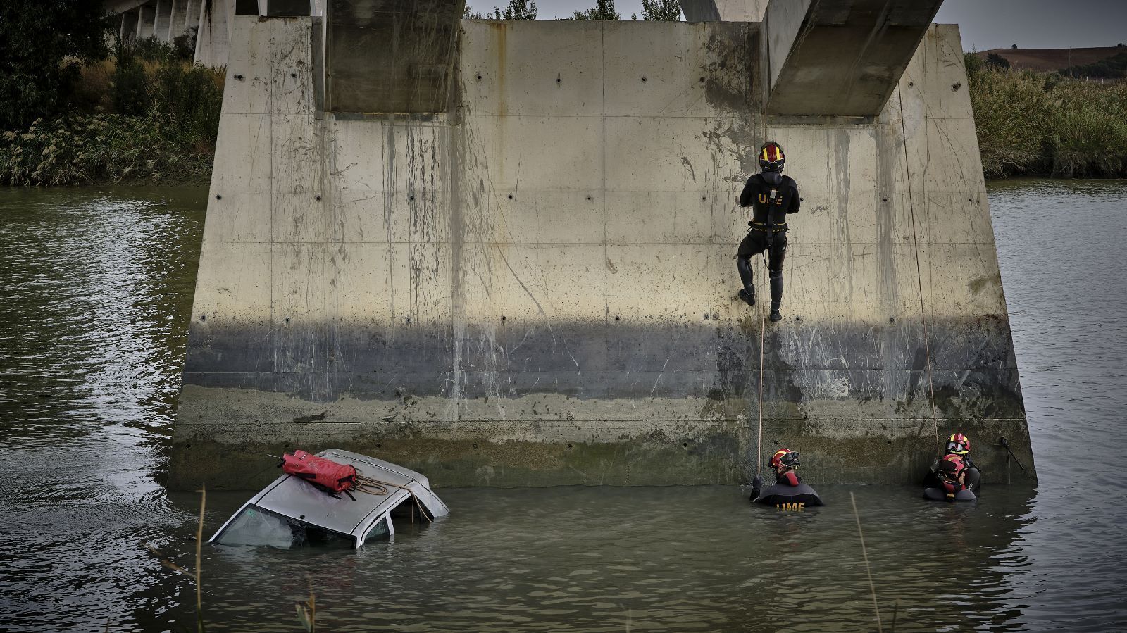 Los miembros de la UME escalan por el viaducto en el Guadalete para tratar de salvar a una víctima del tsunami en el simulacro