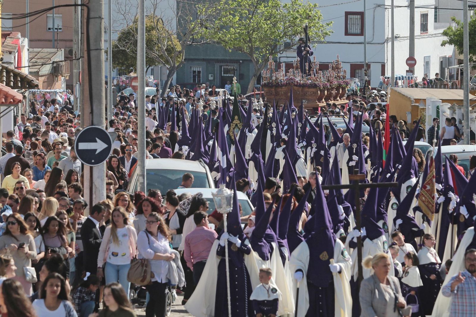 La hermandad de la Salud de San Rafael saliendo de su barrio.