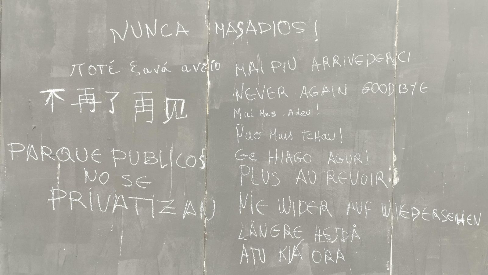 Despedida en varios idiomas al Festival de las Linternas.