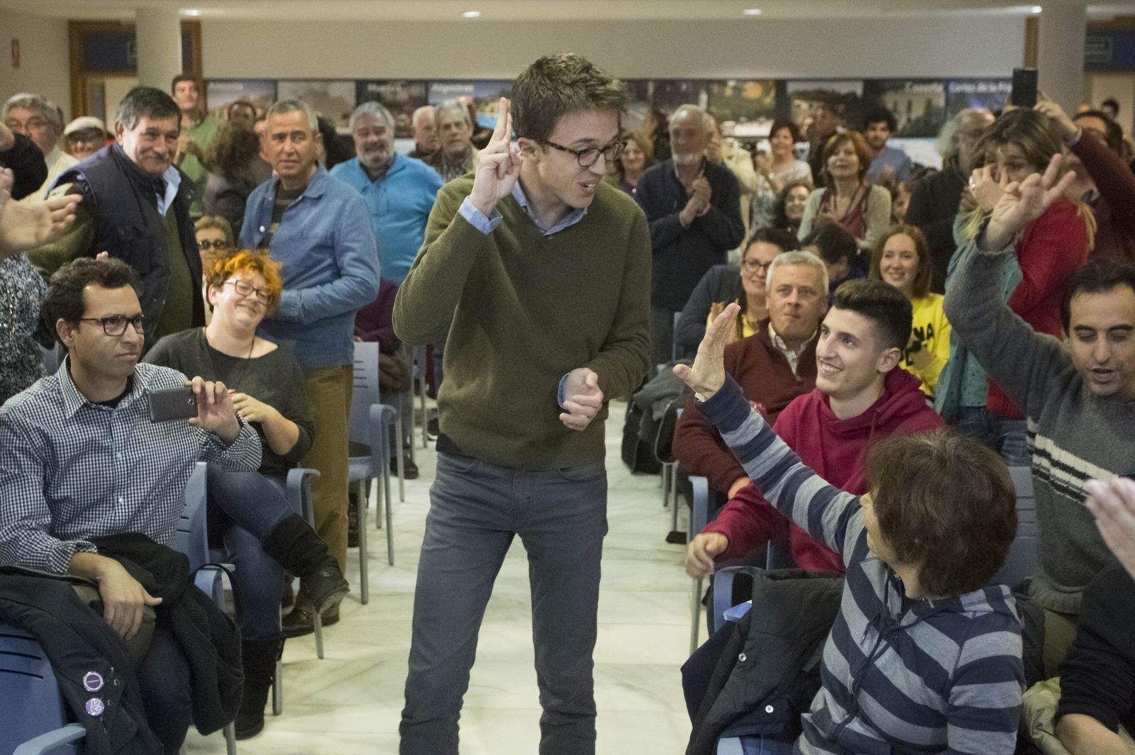 El secretario político de Podemos, Íñigo Errejón, saluda a los militantes antes del acto de ayer en Sevilla.
