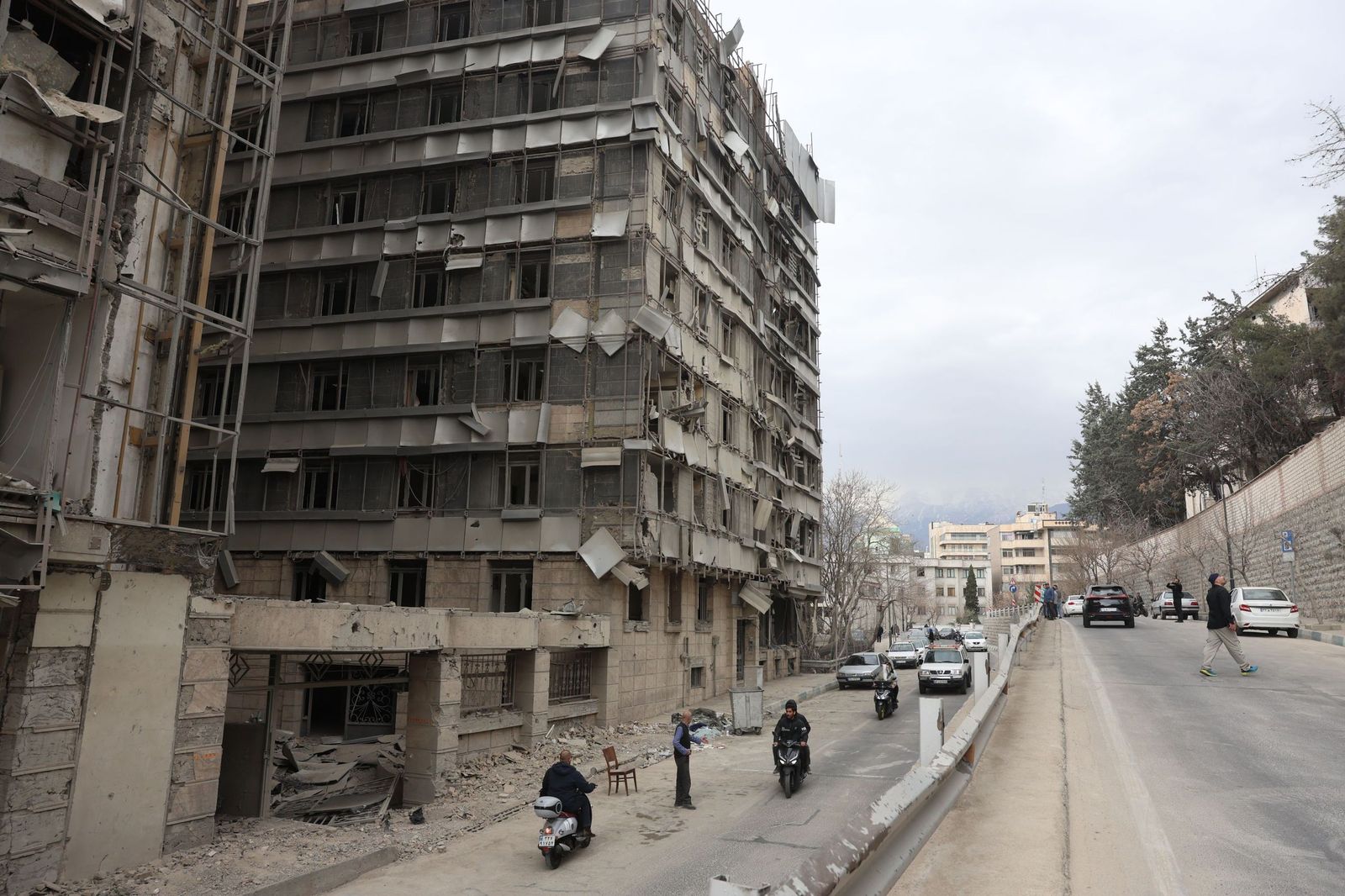 Varios vehículos circulan ante un destrozado Hospital Gandhi en Teherán.