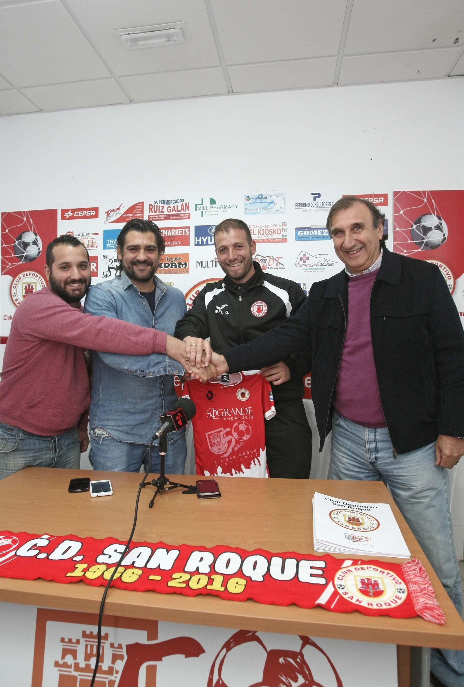 Sevi (segundo por la izquierda), en su presentación el pasado jueves.