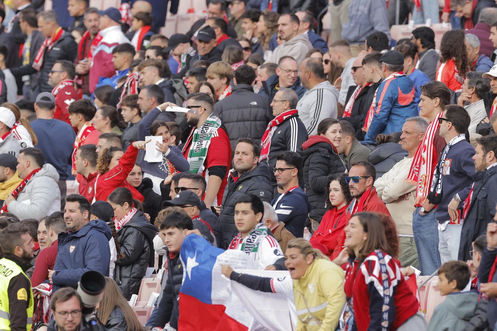 Búscate en las fotos del Sevilla -Betis
