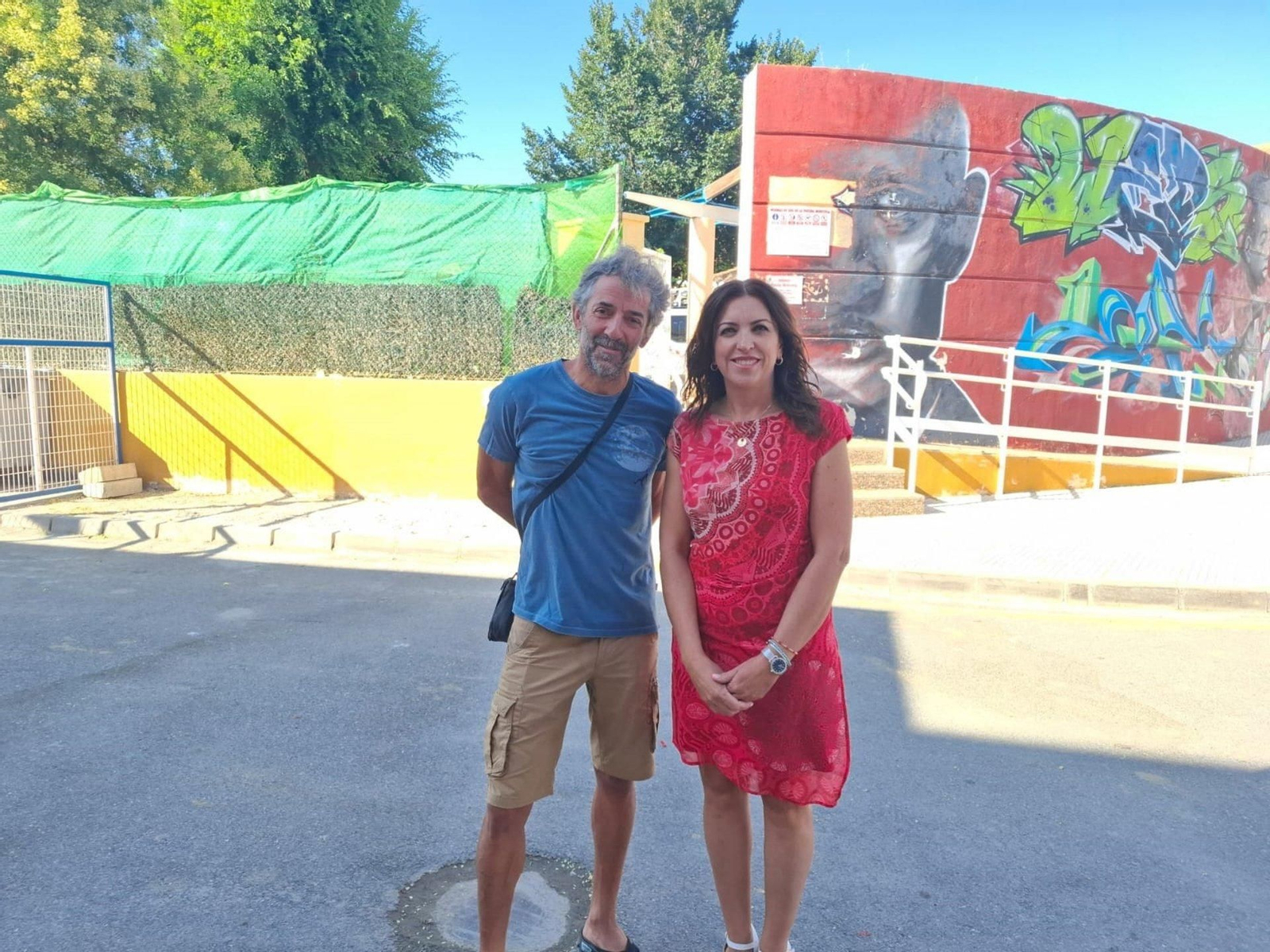 Manuel Jabalera y Belén Porcel, portavoz municipal, junto a la piscina del polideportivo