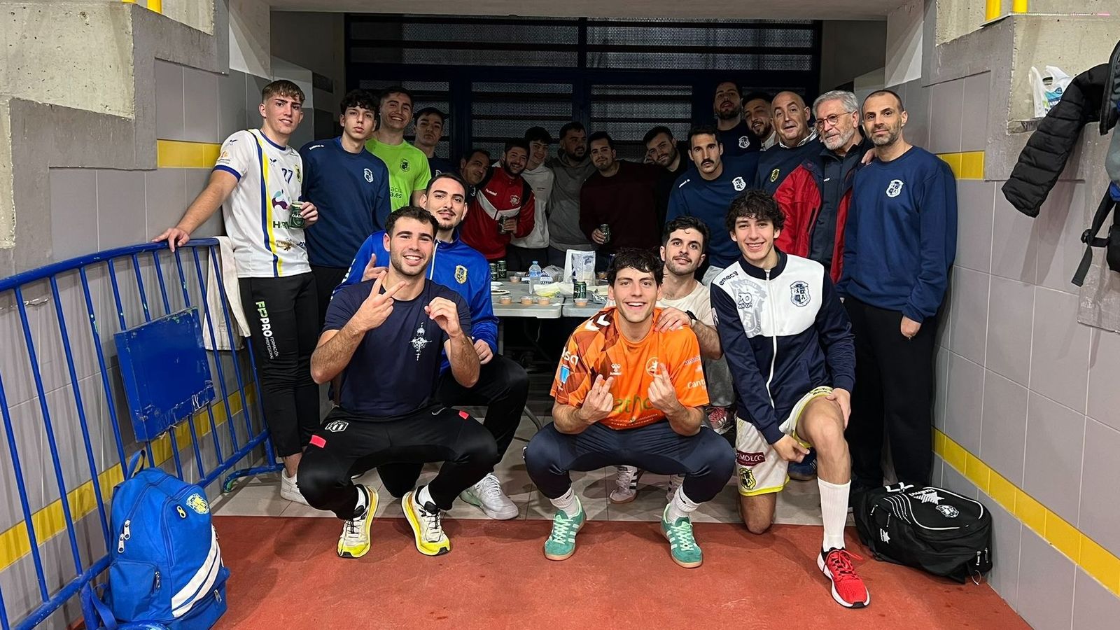 La plantilla del BM La Salle, en una jornada de convivencia tras un entrenamiento