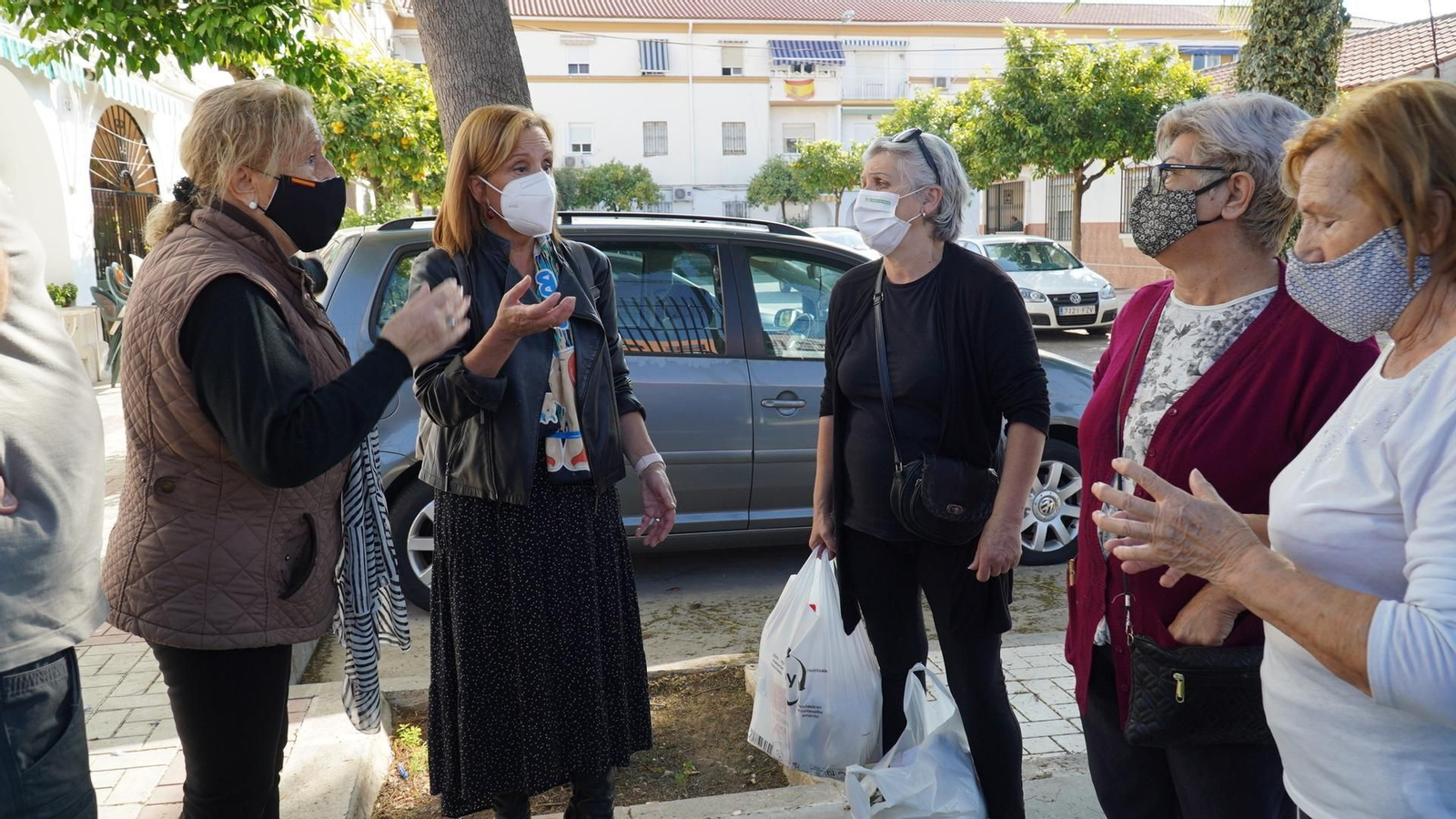 Medina con vecinas de la barriada Girón, de Málaga capital.