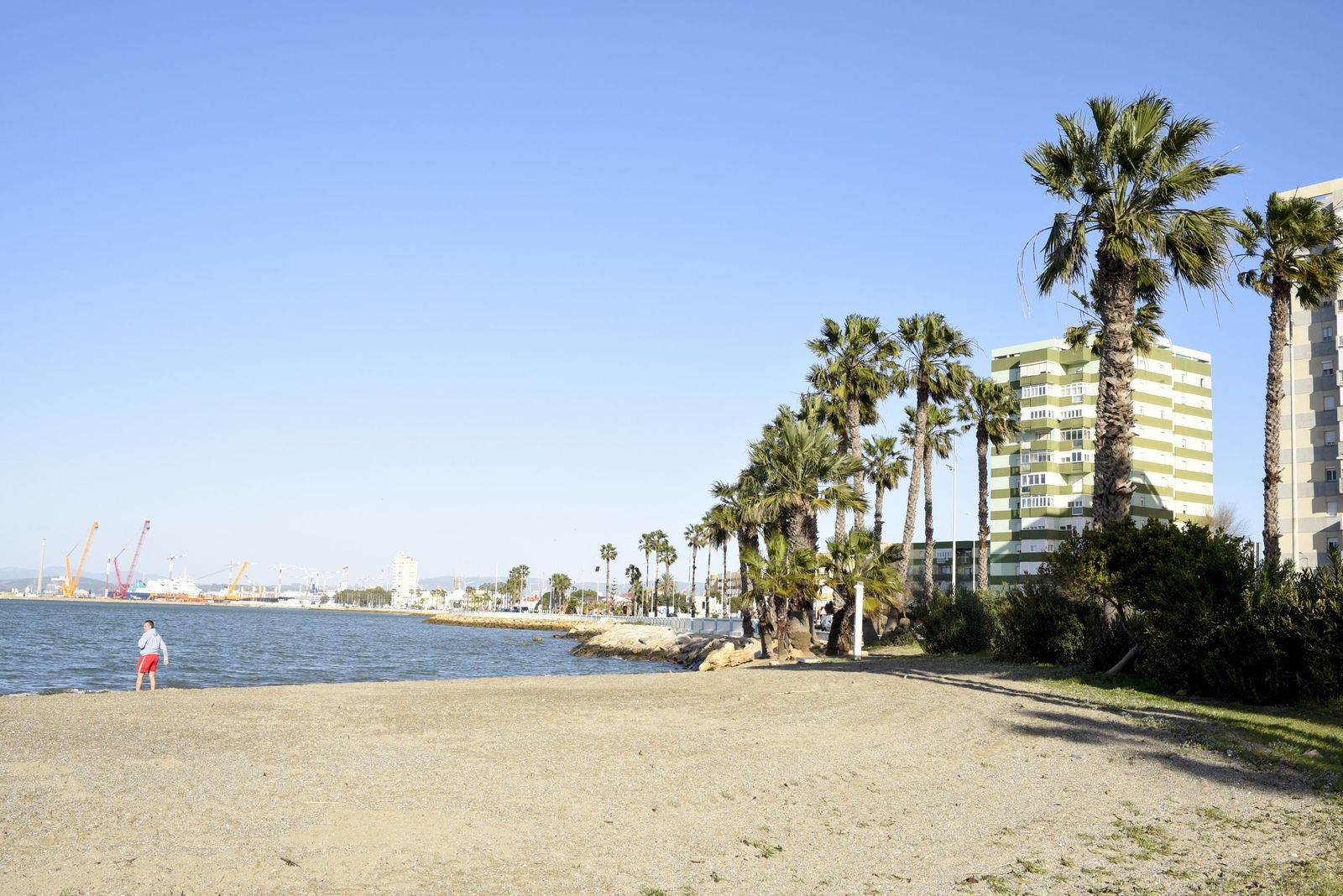 Las fotografías de un sábado en las playas de La línea tras las borrascas