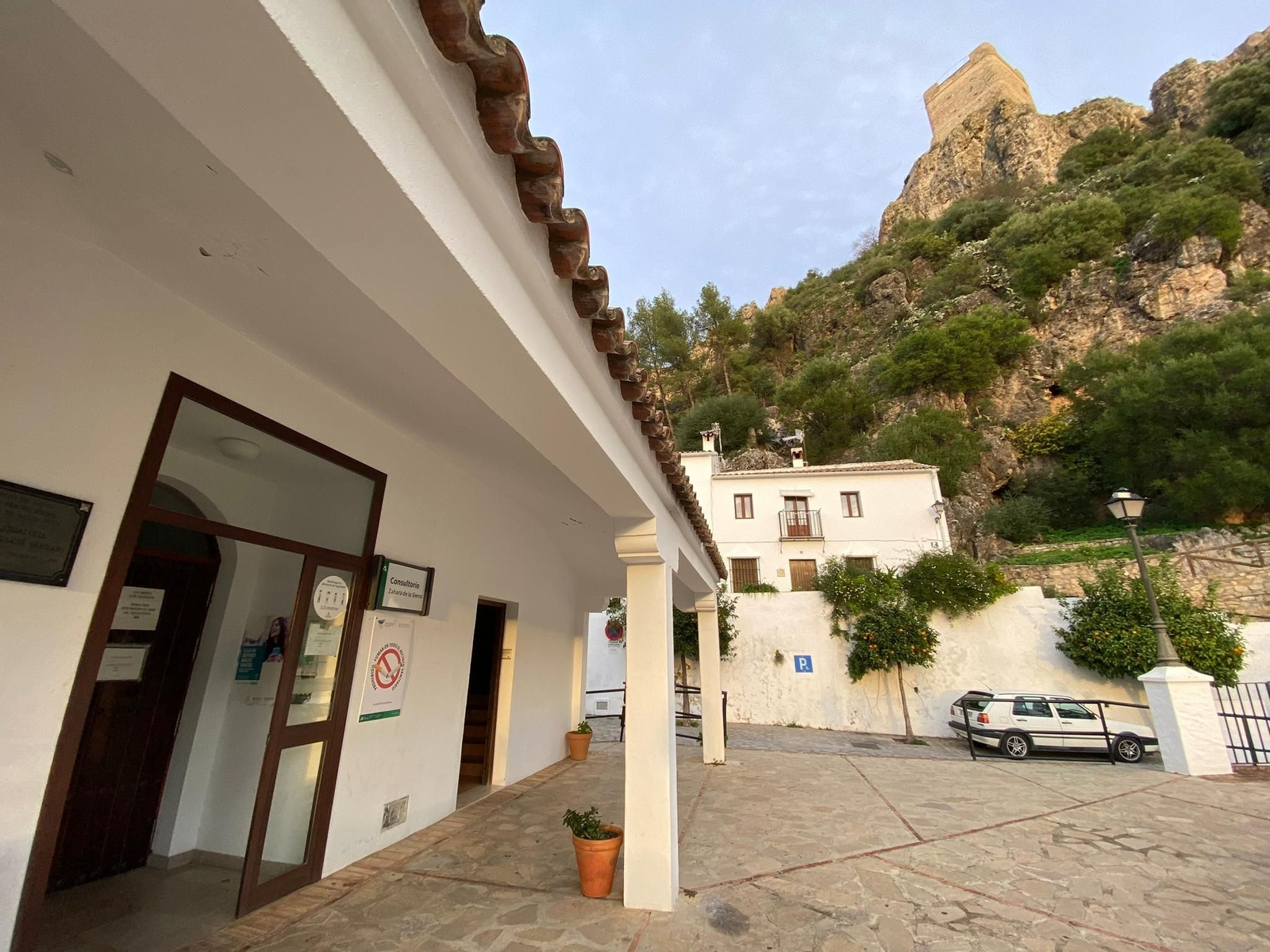 Una vista de la entrada de acceso al consultorio de Zahara de la Sierra.