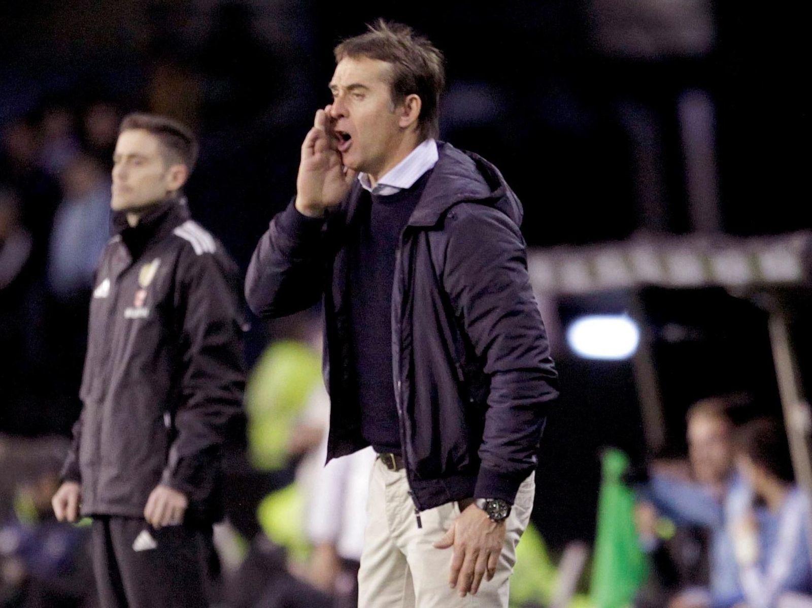 Lopetegui llama a uno de sus jugadores desde la banda de Balaídos.