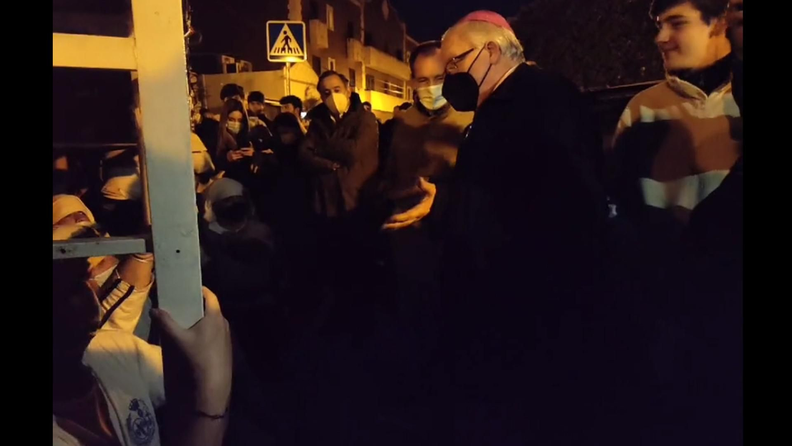 El arzobispo Saiz Meneses junto a Ernesto Sanguino hablando con los costaleros