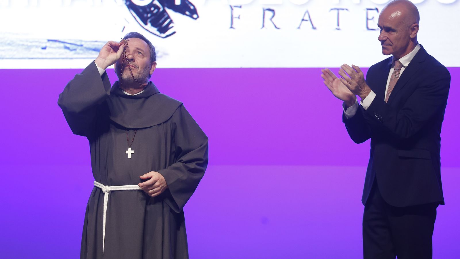 El Hermano Pablo eleva la medalla de la ciudad al cielo, en recuerdo del cardenal Amigo.