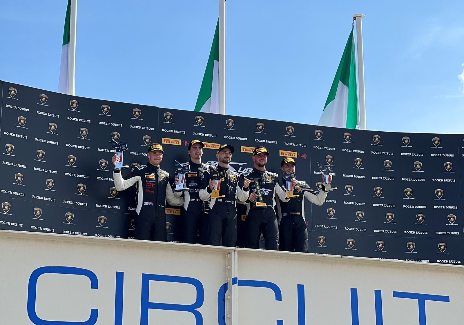 Manu Bejarano, a la derecha en la foto, en el podio del circuito Paul Ricard. El resto pilotaba en pareja.