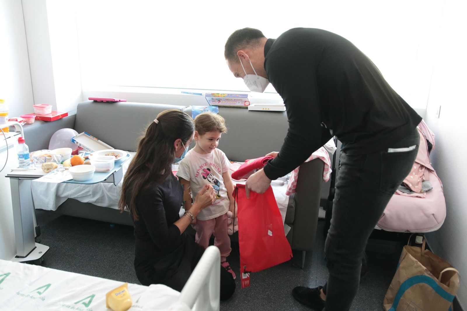 Los Reyes Magos de la UD Almería entregan sus regalos a los niños hospitalizados de Torrecárdenas