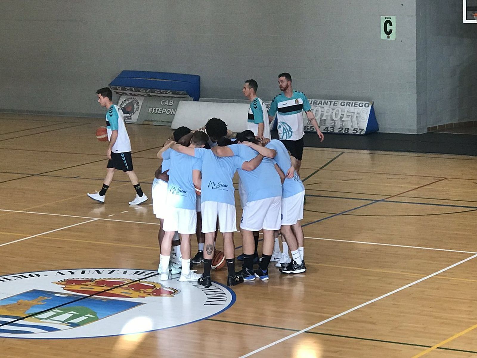 Los jugadores del BXCD se conjuran antes del inicio del partido.