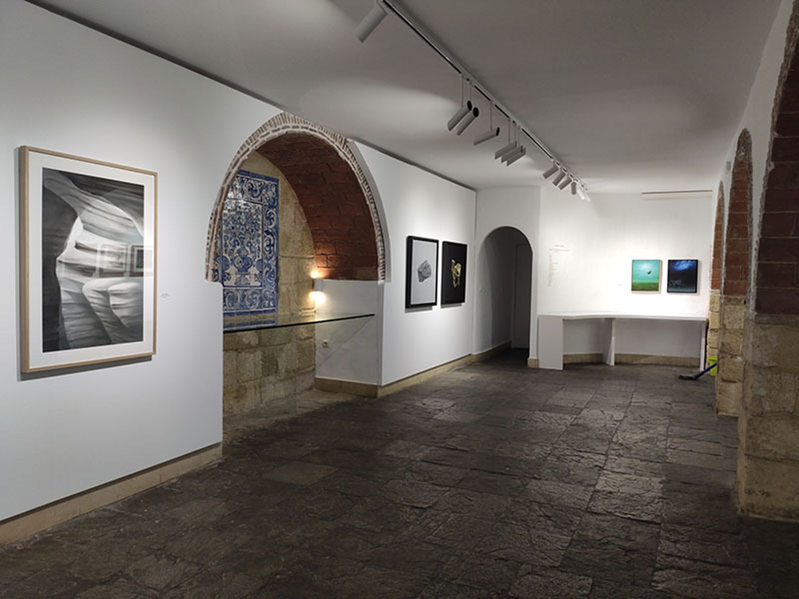 Obras de Yeyo Argüez en la galería La Vera Cruz de Vejer.