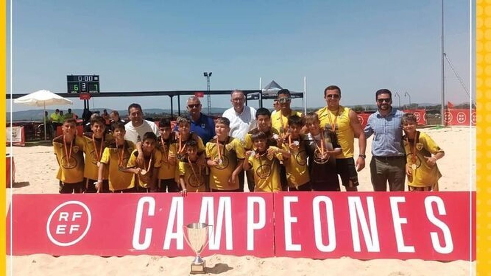 La foto del equipo Raúl Naval tras recoger sus medallas.