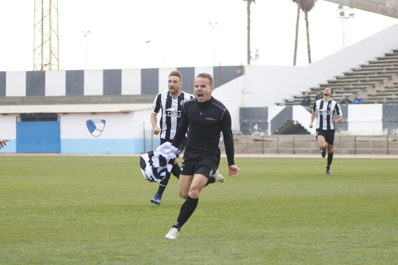 Juampe festeja, con la camisola en la mano, el tanto del triunfo sobre el Sanluqueño
