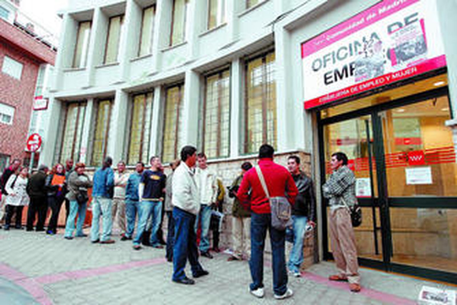 Un grupo de personas hace cola ante una oficina del Servicio Público de Empleo en Madrid.