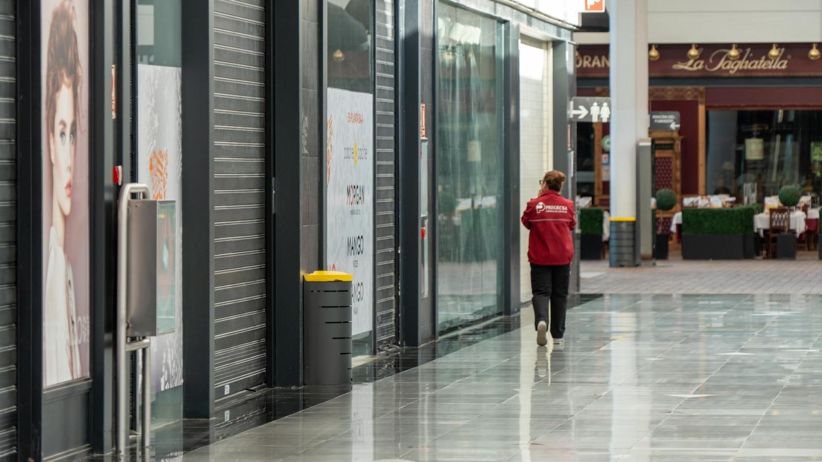 Establecimientos cerrados de la primera planta junto a la zona de restauración
