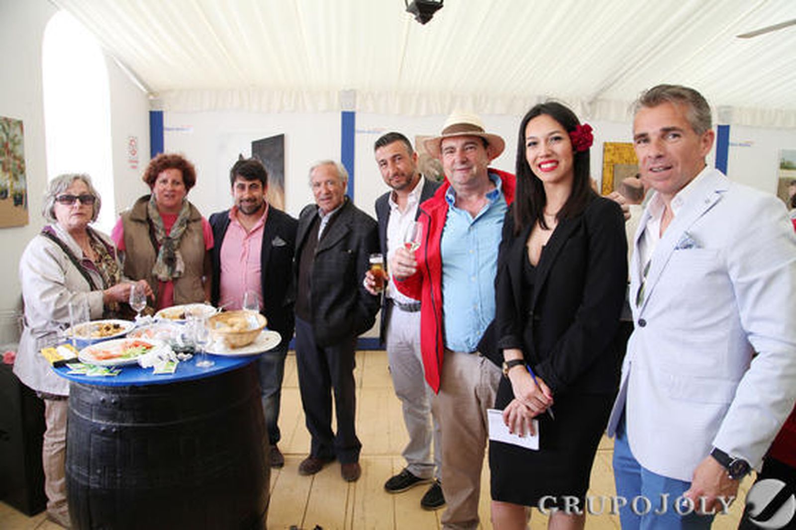En la foto, los empresarios castellano-leoneses Ángel Márquez, Francisco Tapias, Antonio Rosado, Mariano Segovia, Javier Mora, Maribel Cañas, Elisa Herrero y nuestra azafata, Paula Rodríguez.

Foto: Vanesa Lobo