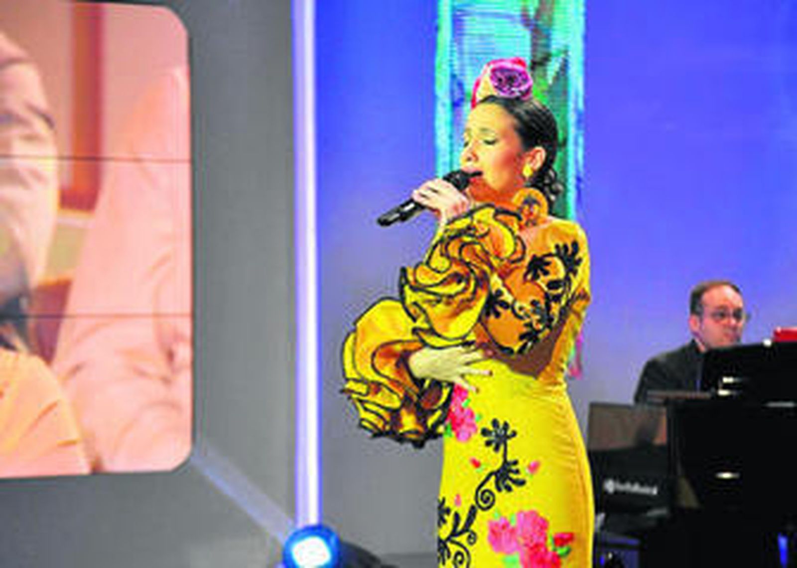 La artista portuense interpretando la canción 'Málaga y olé' durante la gala número 21 de la actual edición coplera.