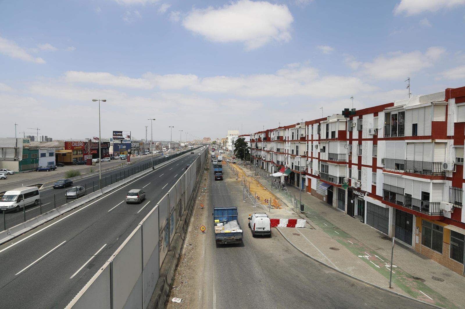 La A-92 atraviesa el barrio en su comienzo. A la derecha, la zona conocida como Tres Calles.