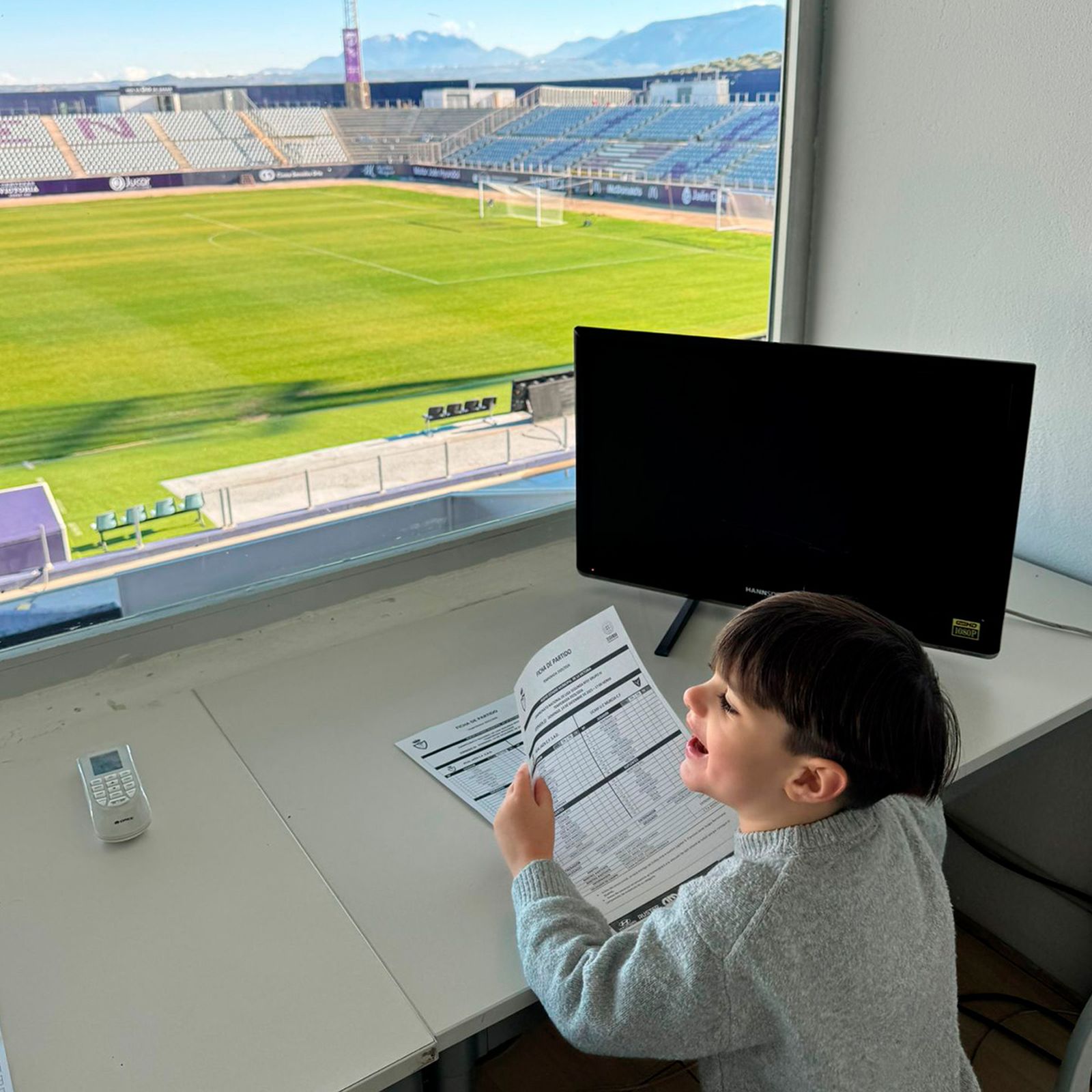 Uno de los asistentes en la cabina de prensa.