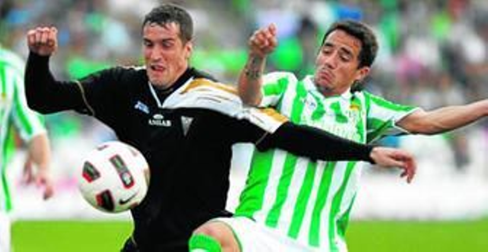 Ezequiel Calvente -derecha- intenta arrebatarle el balón al ex recreativista Calle, durante un partido entre el Betis y el Albacete