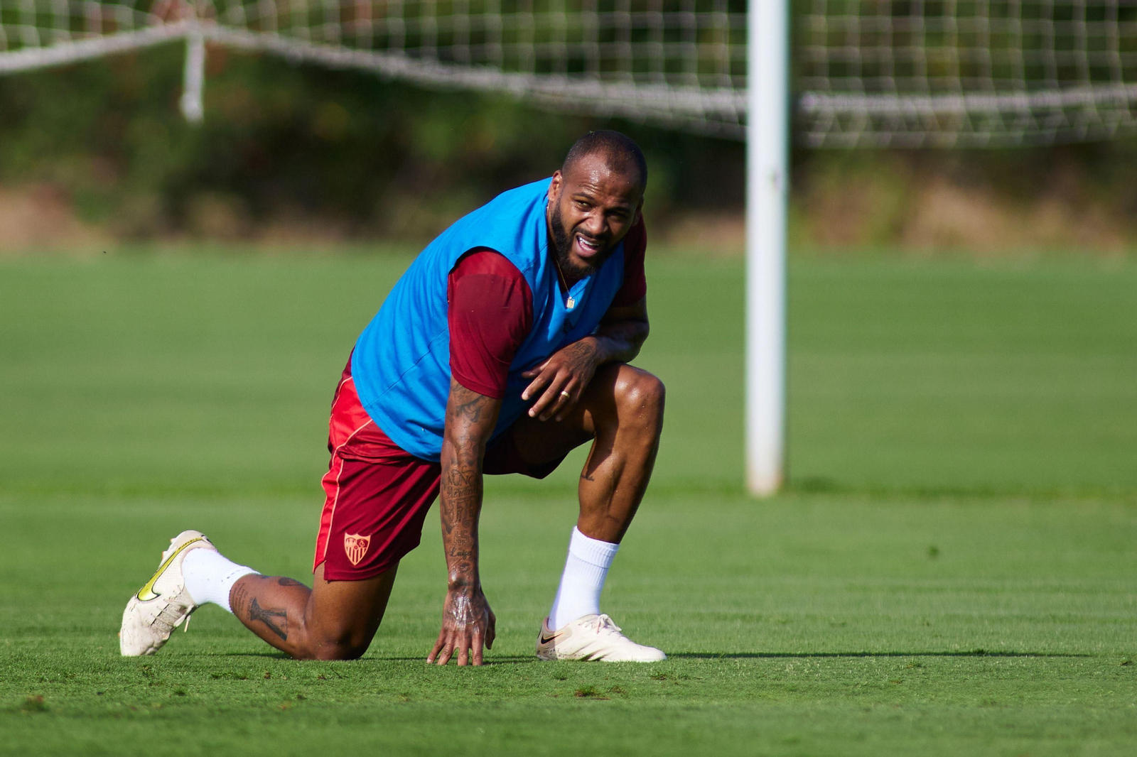 Marcao realiza estiramientos al principio de la pretemporada, en Montecastillo.