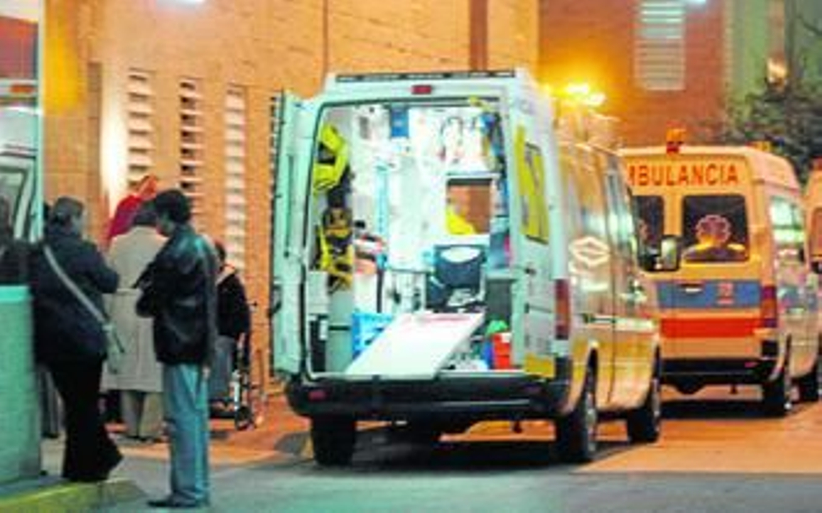 Ambulancia del 061 tras dejar un paciente en Urgencias del Juan Ramón Jiménez.