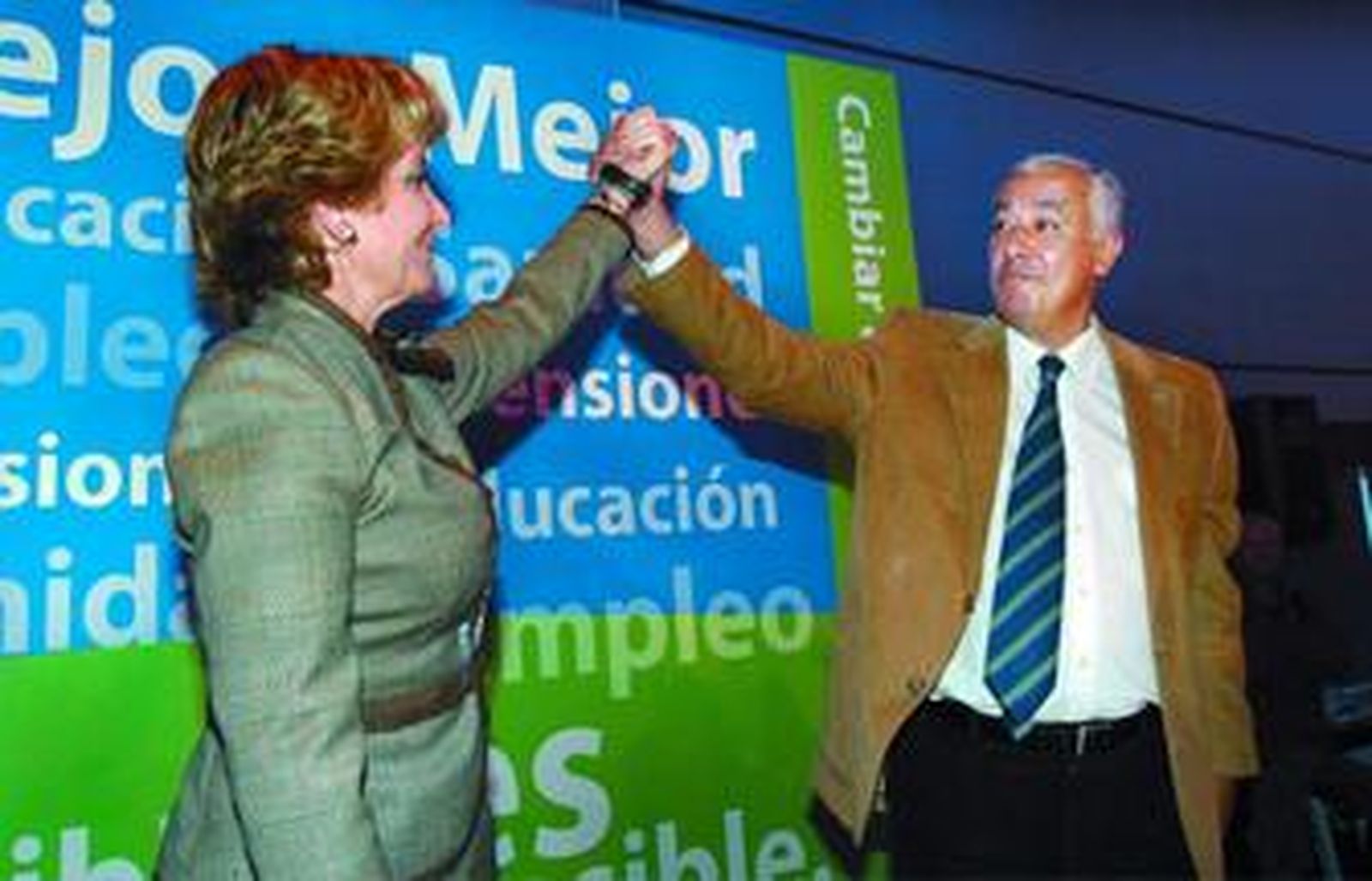 Esperanza Aguirre y Javier Arenas estrechan sus manos en un acto celebrado en Málaga el pasado mes de enero.