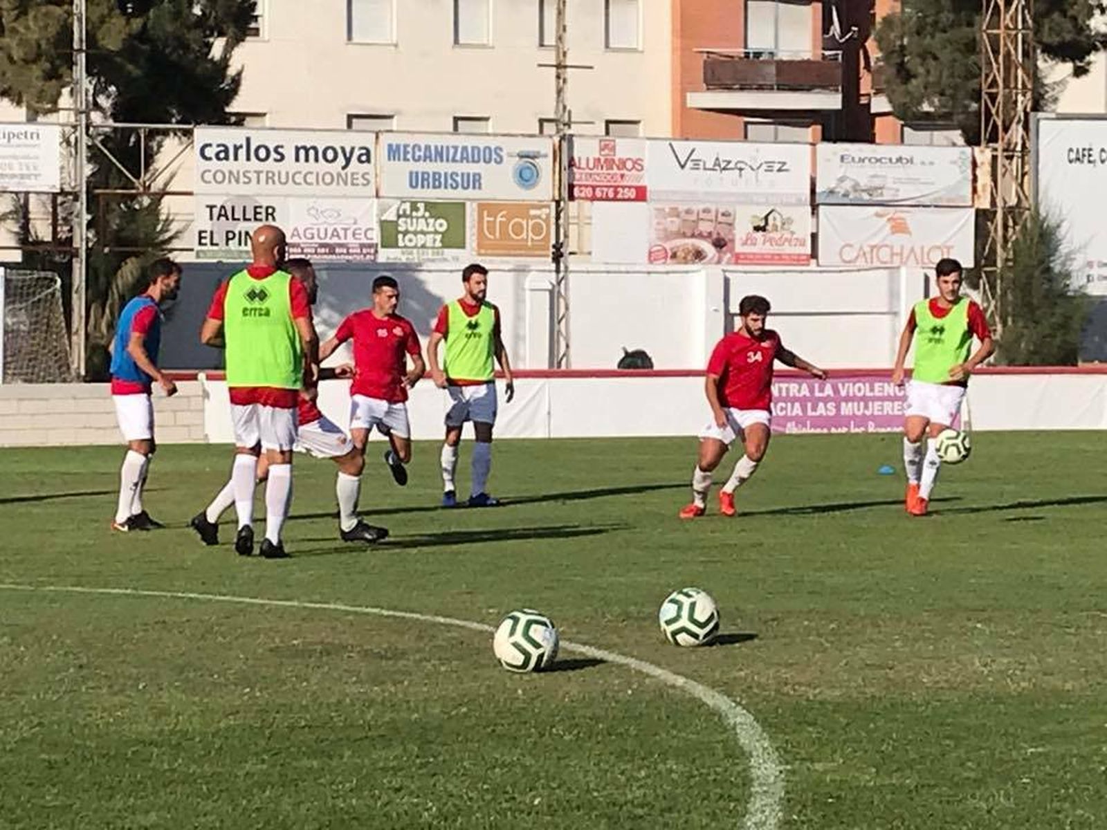 Varios jugadores del Chiclana durante el calentamiento del domingo pasado.
