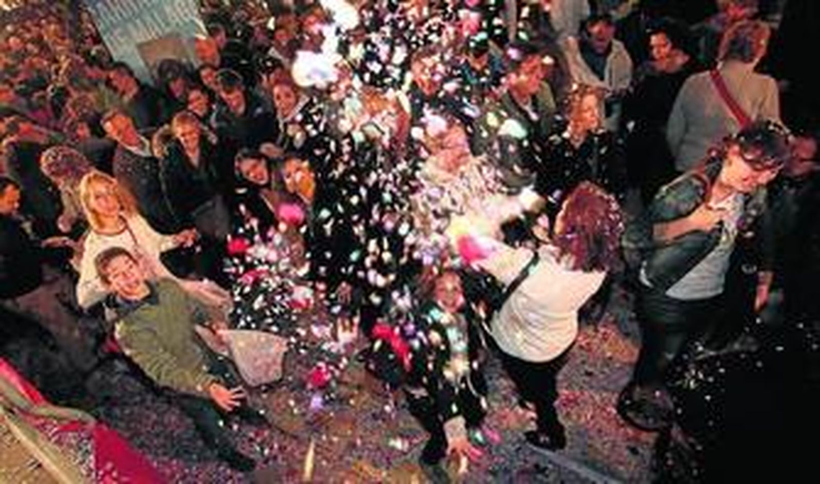 Lluvia de pétalos y confeti