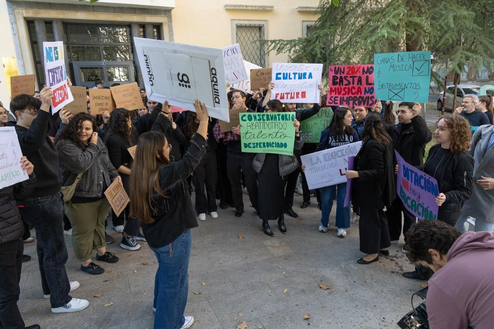 Concentración del alumnado del Conservatorio Superior de Música de Jaén para reclamar a la Junta de Andalucía que cumpla con los compromisos de dotación instrumental de la nueva sede