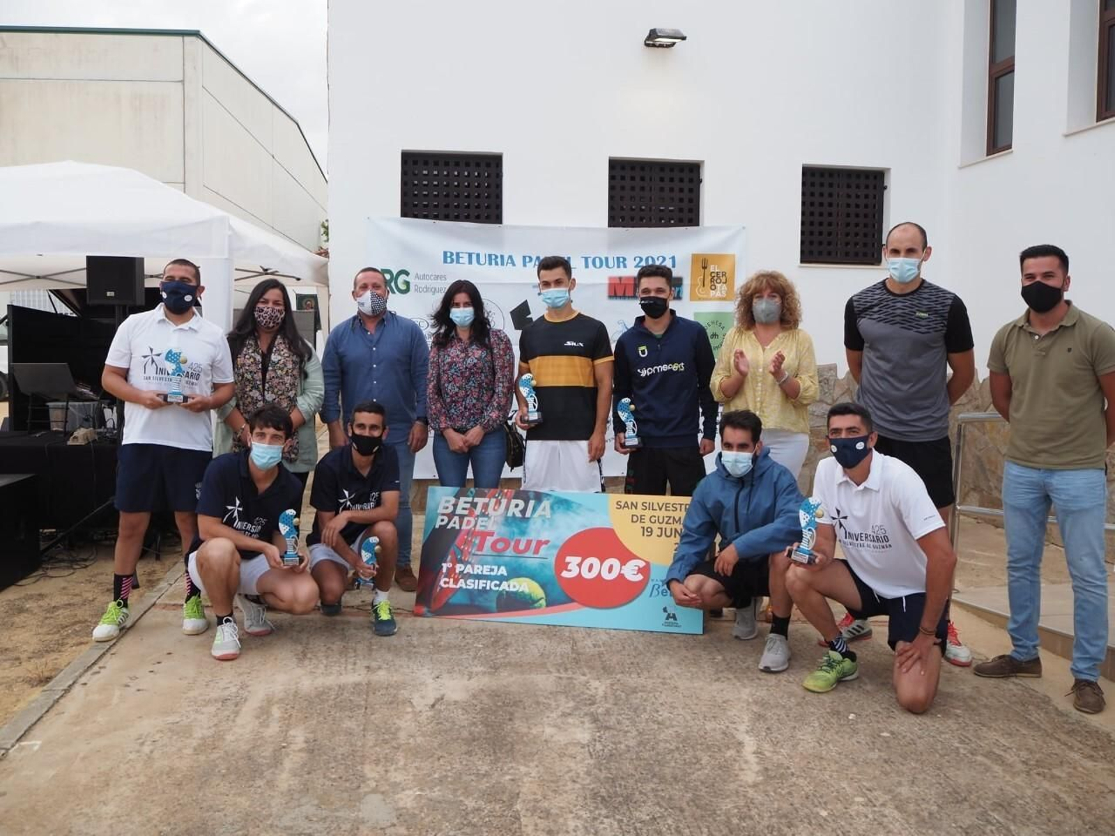 Los finalistas del primer Beturia Pádel Tour y representantes de la Mancomunidad.