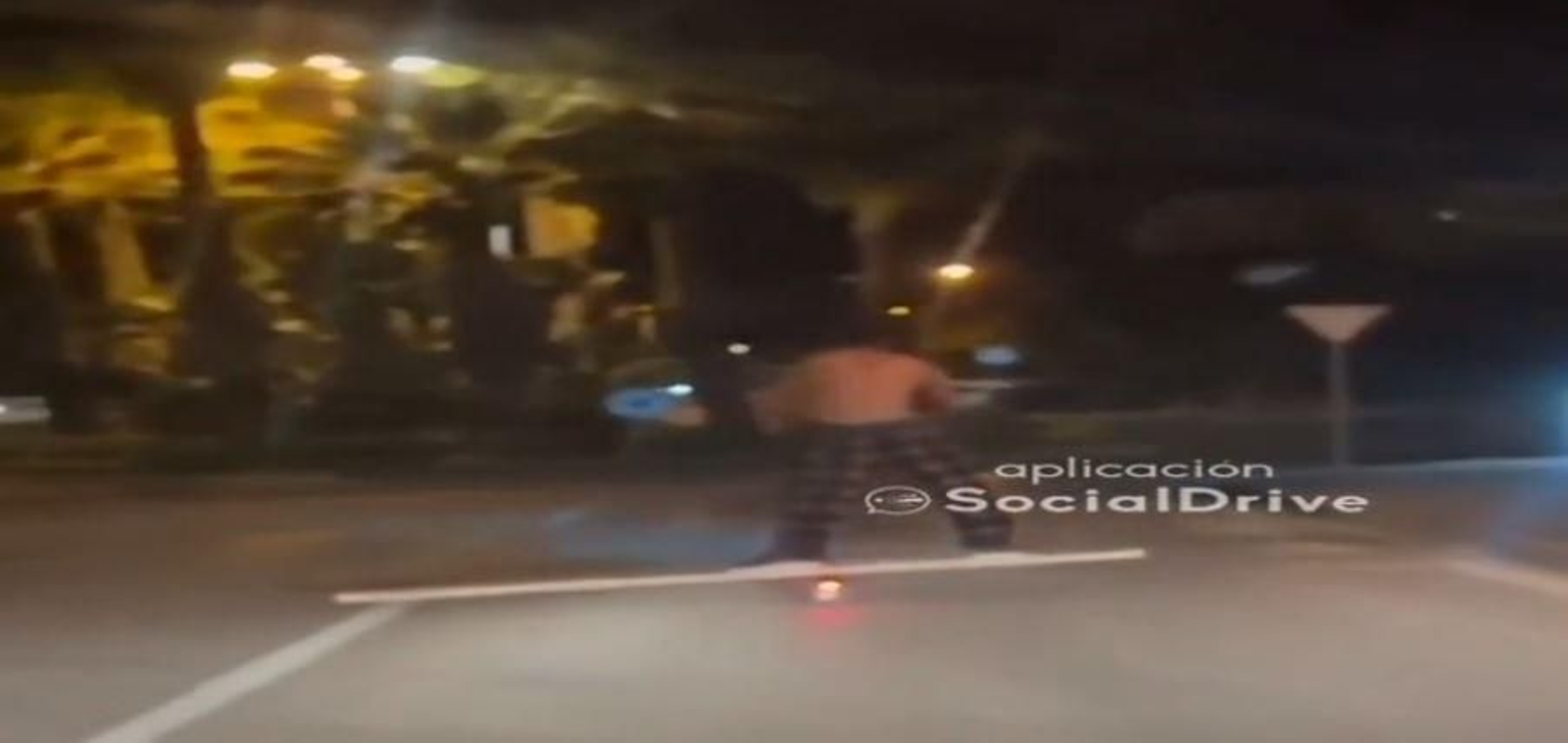 El vídeo del joven circulando en un patinete en Marbella. El vídeo del joven circulando en un patinete en Marbella.