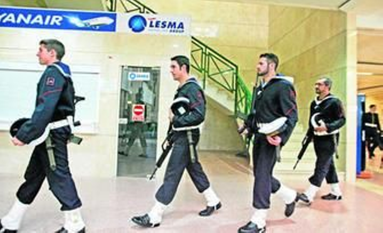 Guardiamarinas de la Base Naval de Rota pasan a ensayar el cordón de honor que brindarán a los mandatarios tras aterrizar en 'La Parra'.