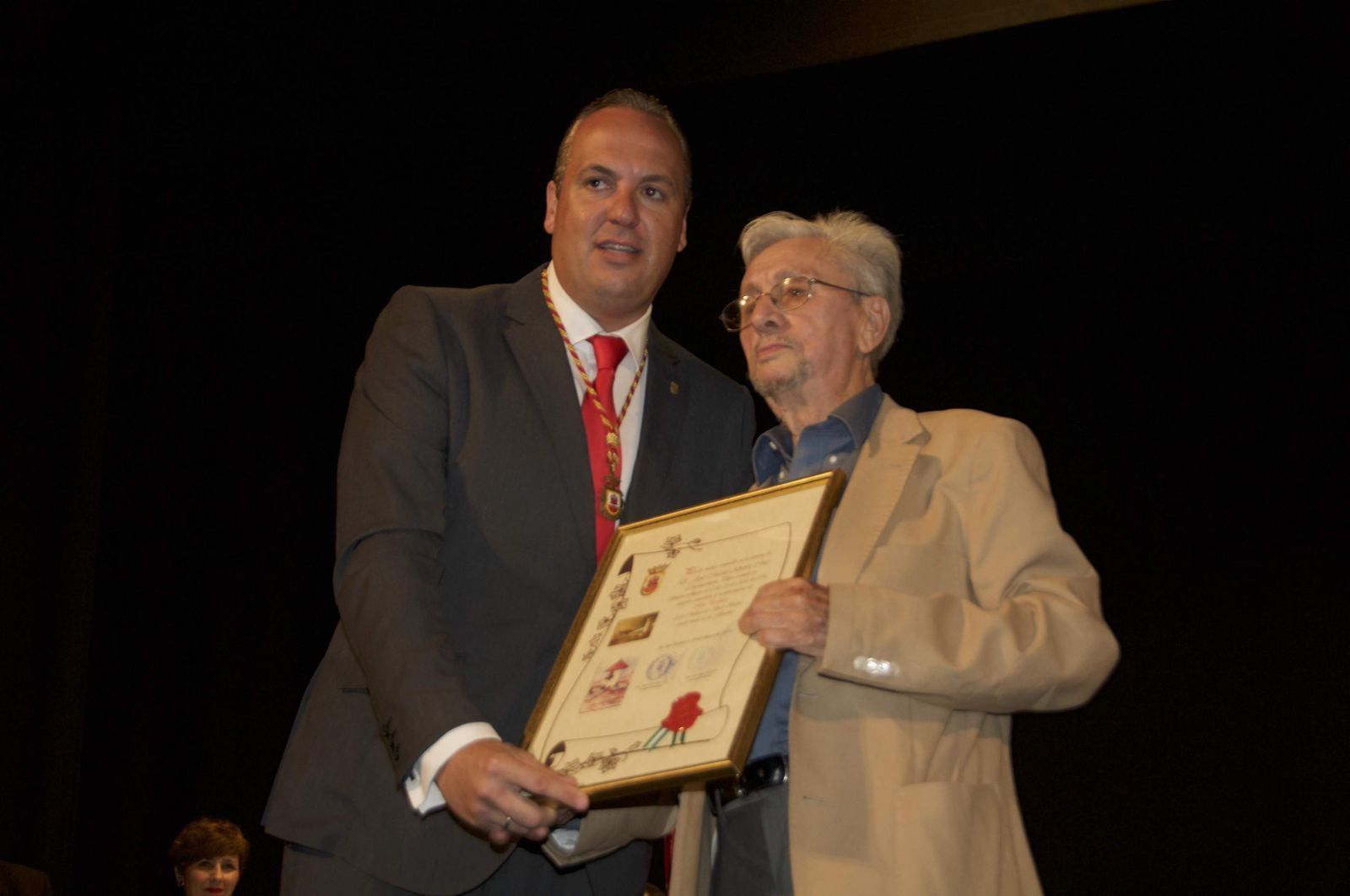 José María Álvarez recibe el título de Hijo Predilecto de manos de Juan Carlos Ruiz Boix en 2016.