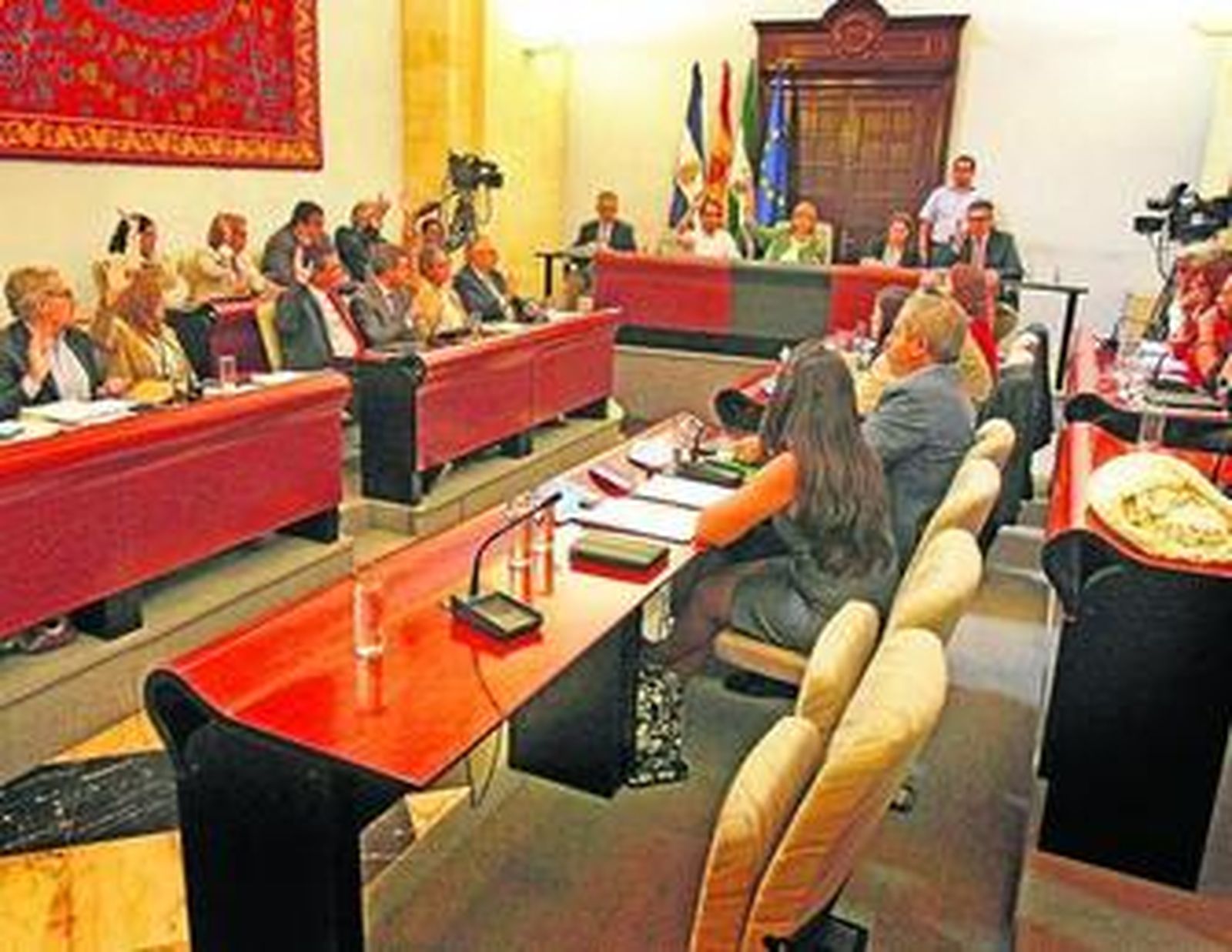 Gobierno local y concejales de la oposición, durante la celebración del último pleno.