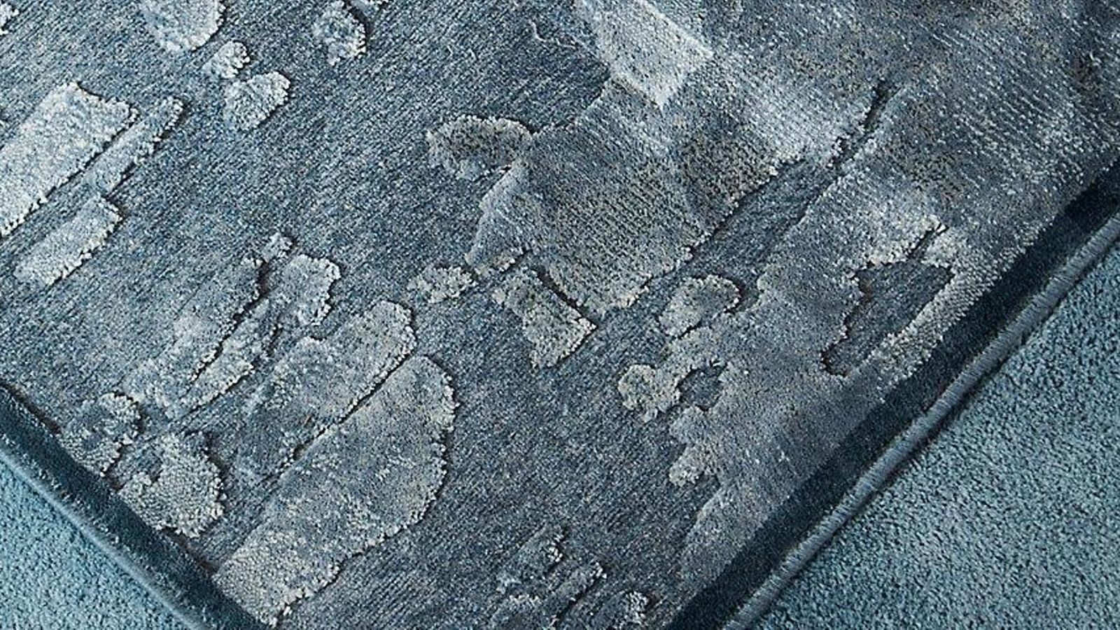 Superposición de alfombras para una decoración cálida.