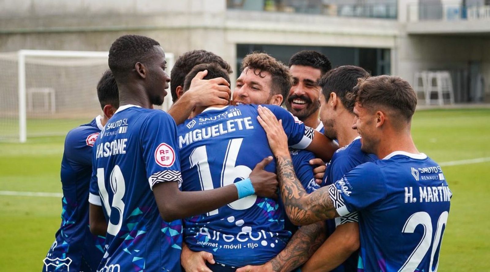 Los sanluqueños celebran el gol de falta del jerezano Miguelete.