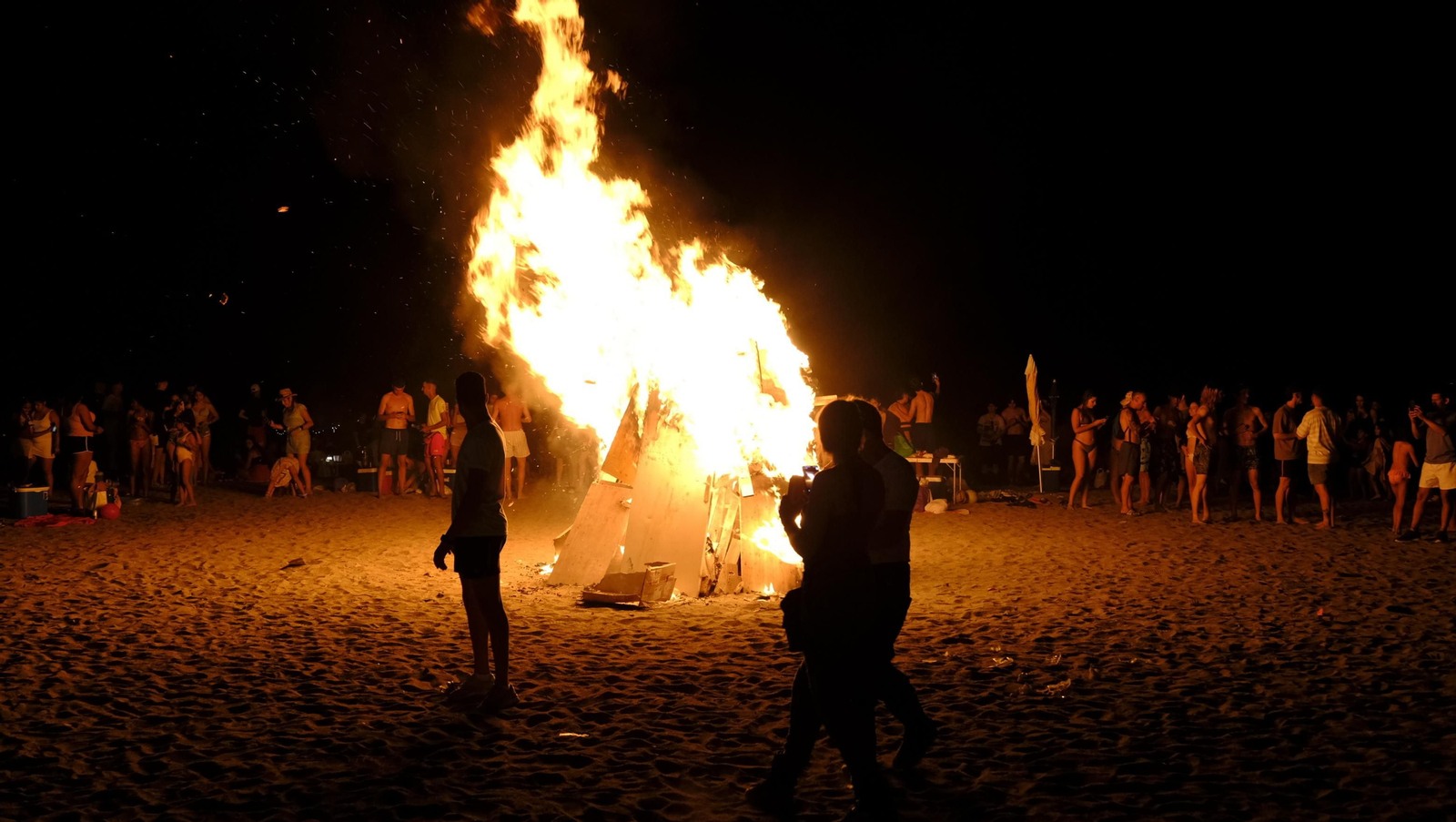 Imágenes de las hogueras de la Noche de San Juan en Almería capital