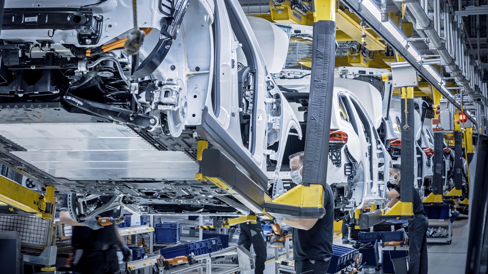 No sólo Alemania o Estados Unidos, sino que también se llevará la fabricación de Mercedes eléctricos a China. Eso sí, a diferencia de los Smart EQ, los Mercedes producidos allí se venderán también allí. No sólo Alemania o Estados Unidos, sino que también se llevará la fabricación de Mercedes eléctricos a China. Eso sí, a diferencia de los Smart EQ, los Mercedes producidos allí se venderán también allí.