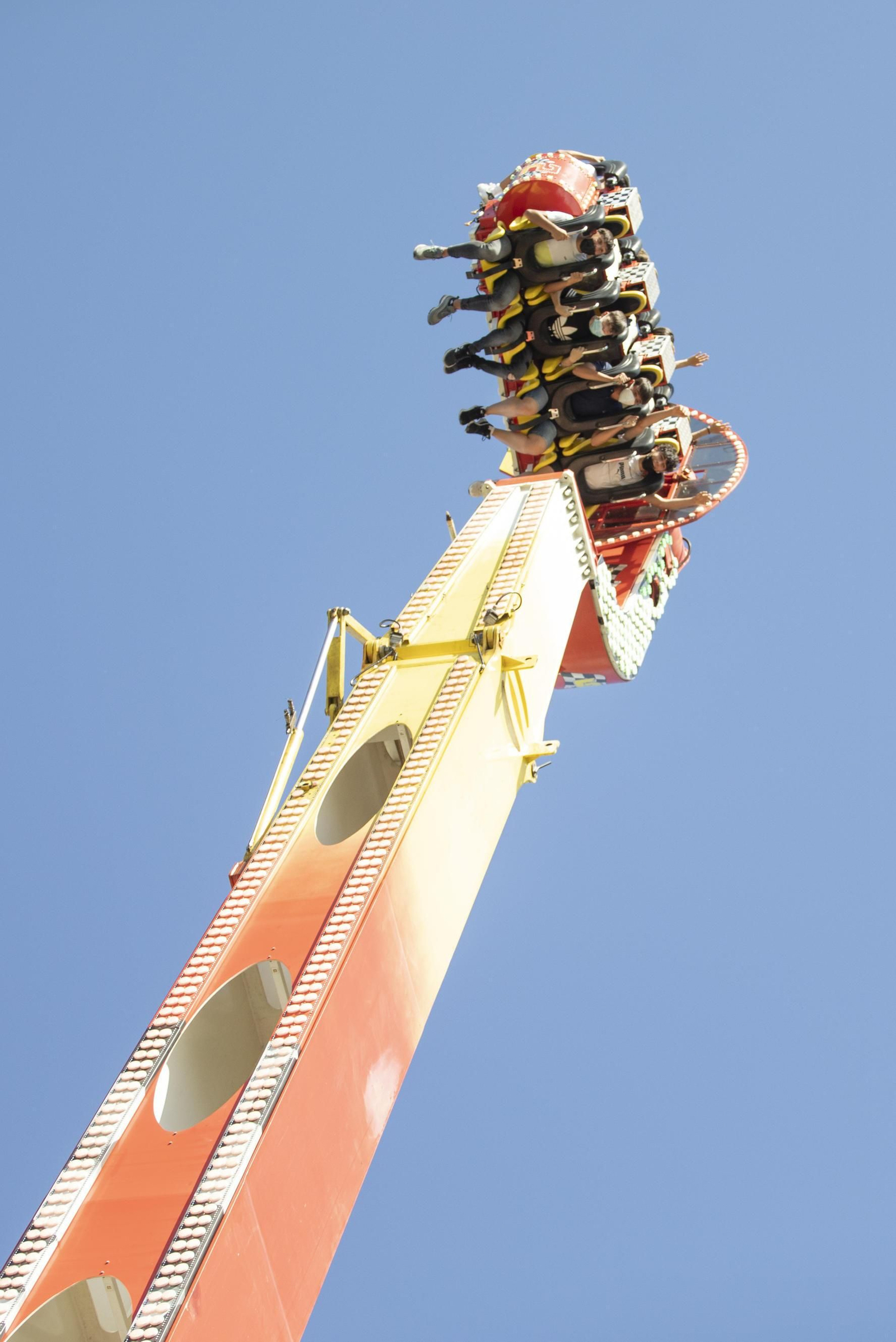 Fotos: el ferial de Granada cobra vida con los columpios