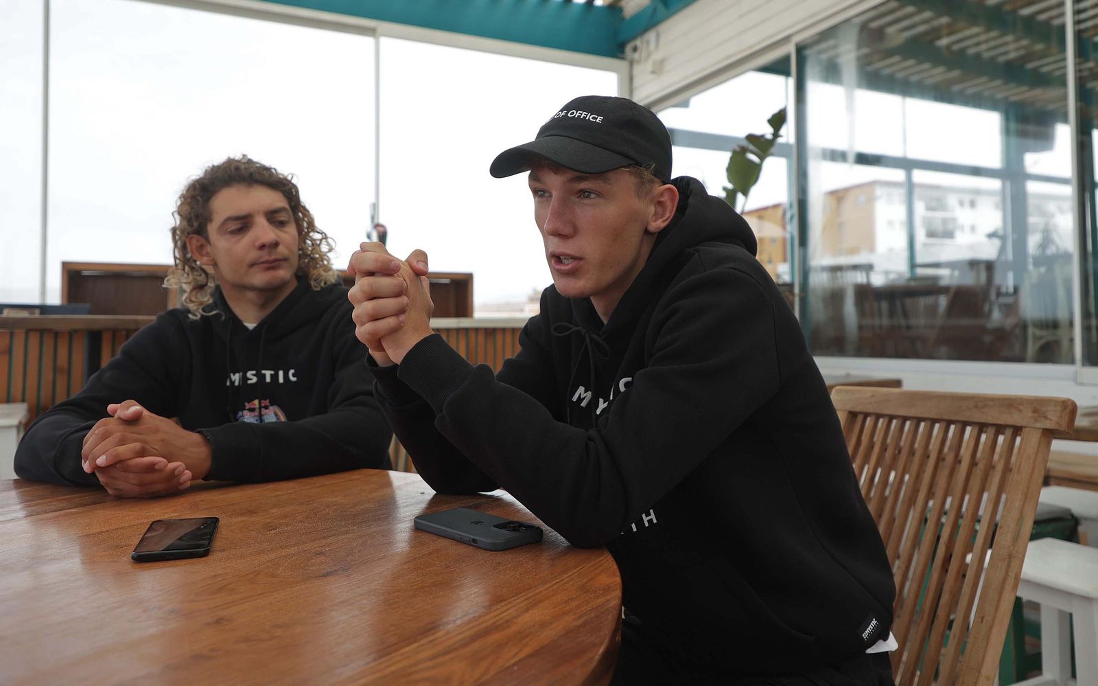 Fotos de Lorenzo Casati y Valentin Hoenderop, participantes del Red Bull King of the Air Tarifa 2025
