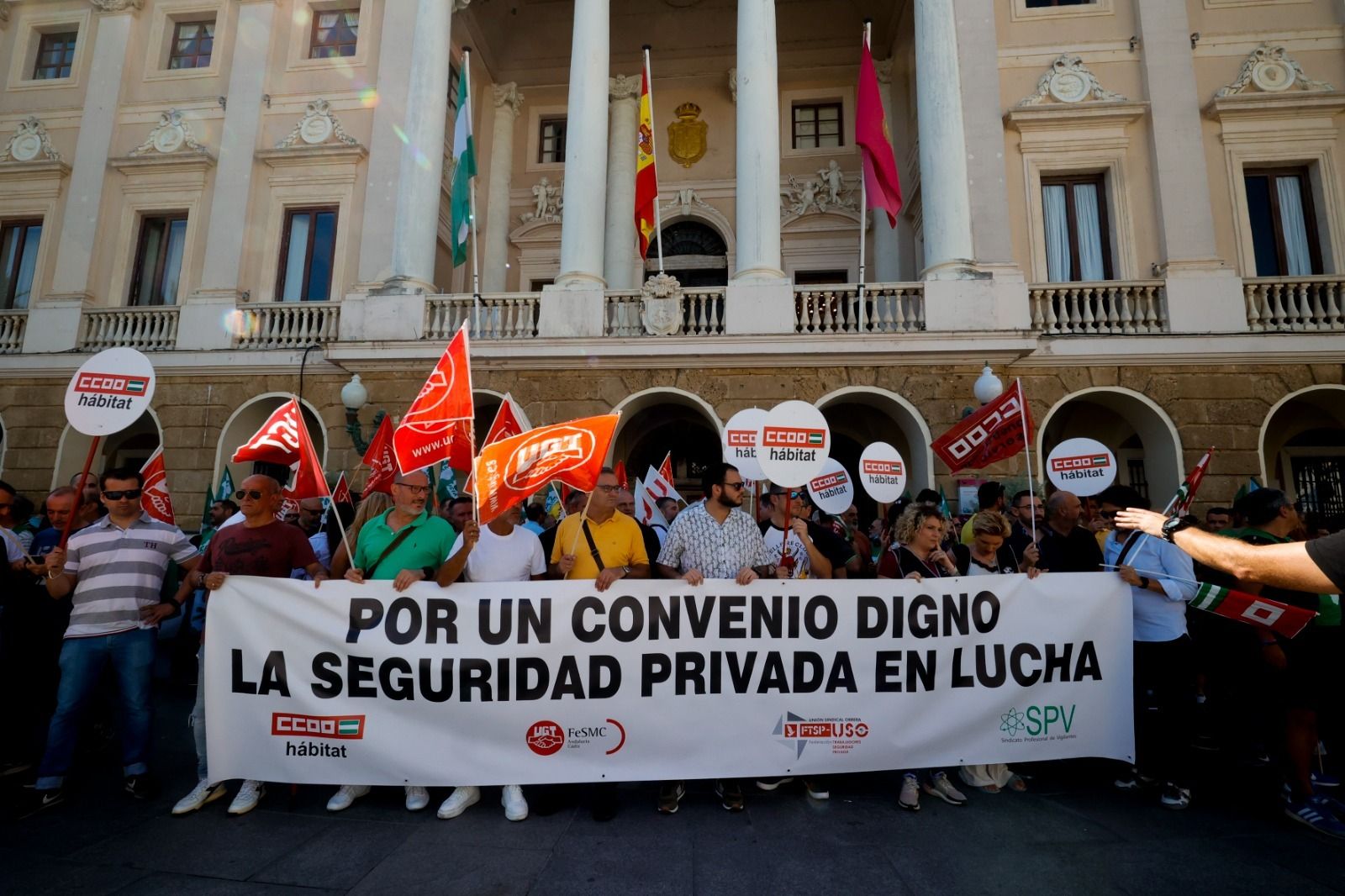 Vigilantes de seguridad a las puertas del Ayuntamiento de Cádiz.