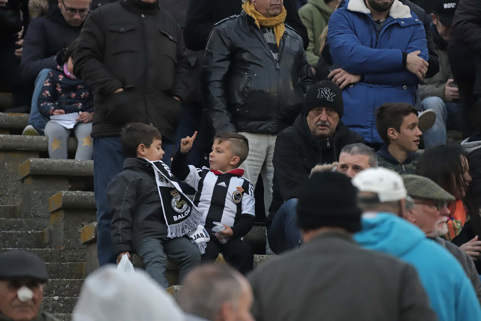 Dos jovencísimos aficionados de la Balona, durante el encuentro del pasado domingo