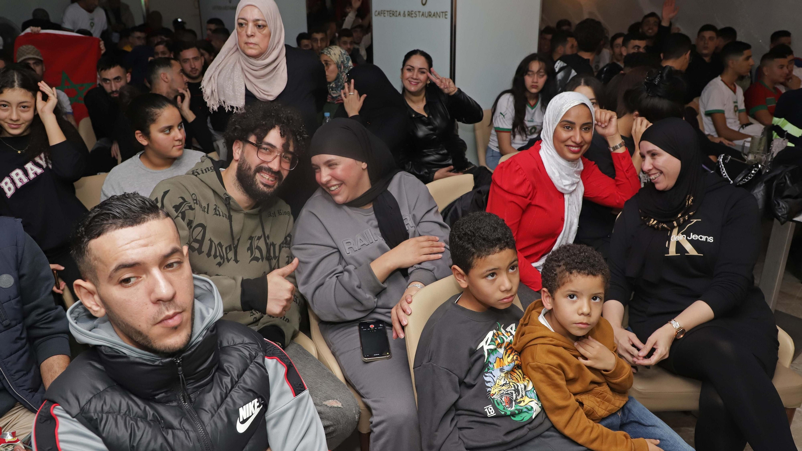 Fotos del ambiente durante el Marruecos - España en Algeciras