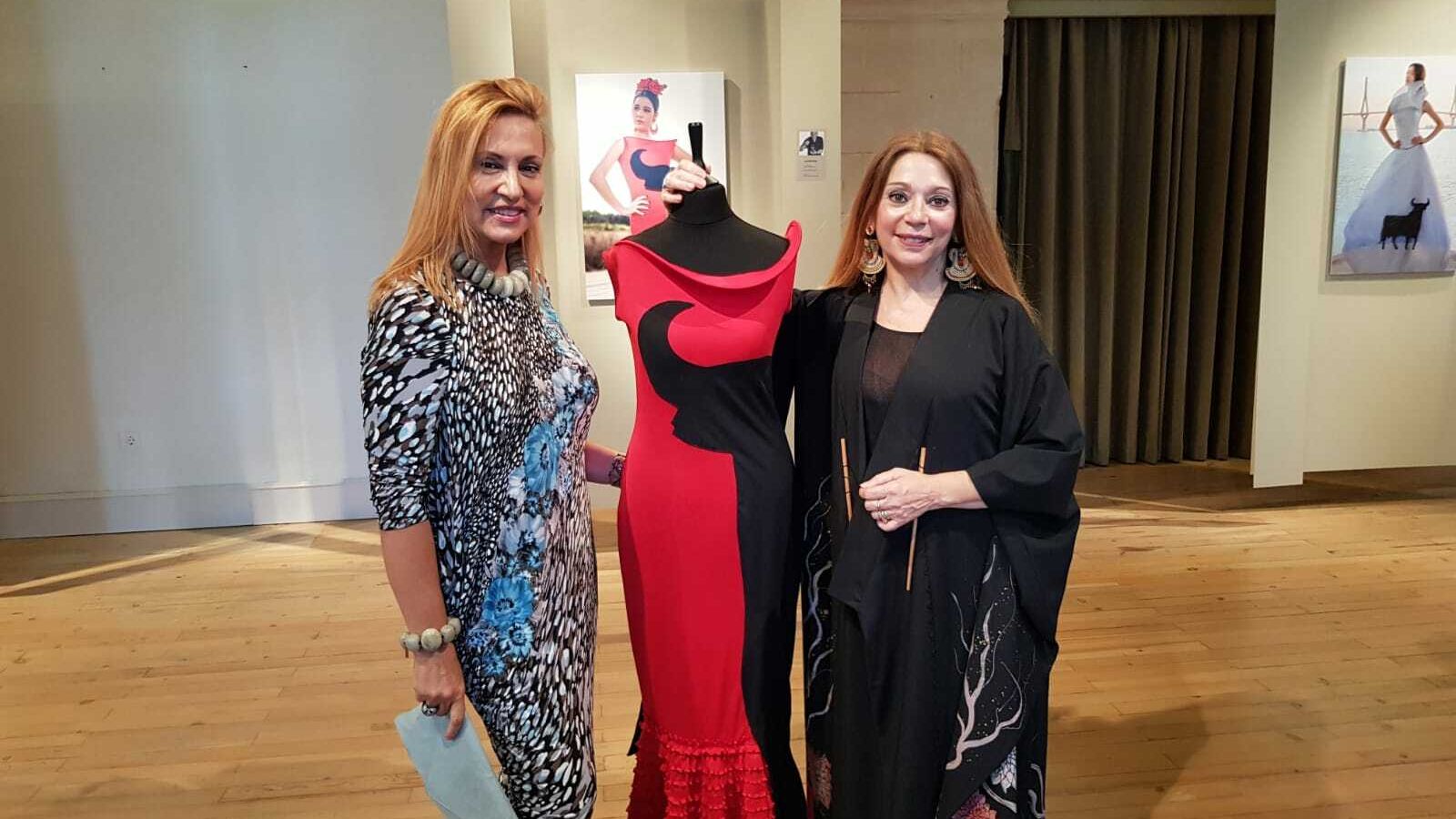 A la inauguración acudieron otros modistos y creadores muy reconocidos, como la modista flamenca portuense Ángeles Verano.