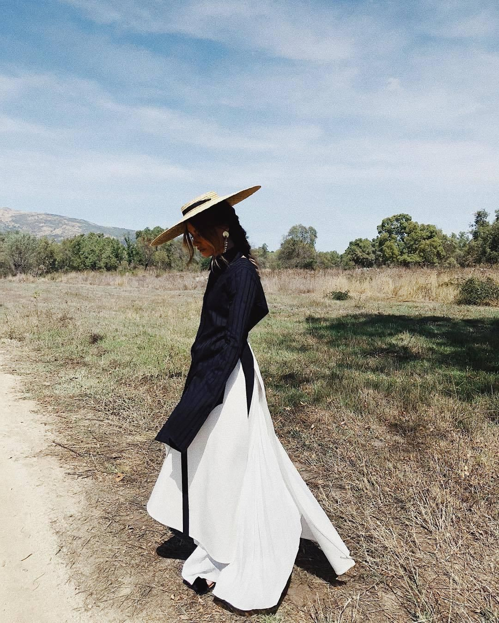 Ángela (Madame de Rosa) vestida por Zaitegui con pamela de Jacquemus. Instagram. Los looks de invitadas de la Boda de Pelayo Día y Andy Mc Dougall